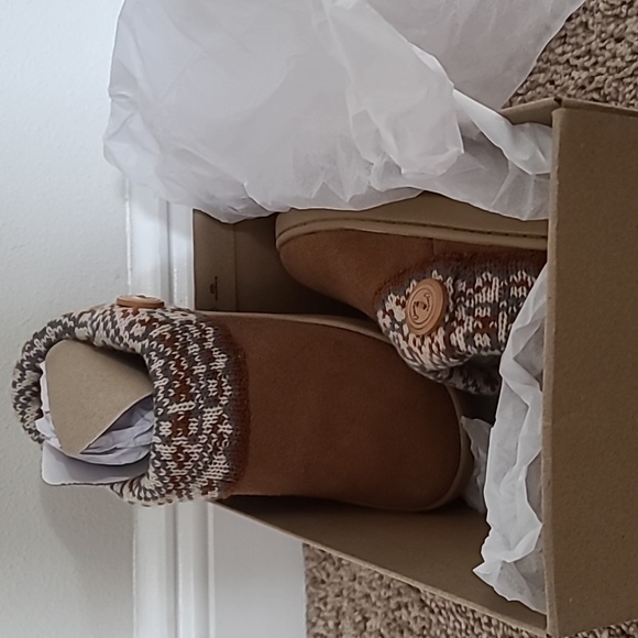 NWT Clarks tan fur-lined slippers, size 7M - Picture 9 of 9